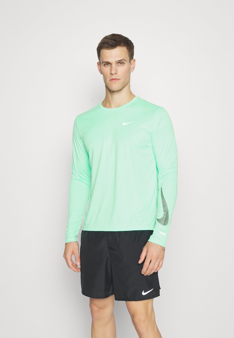 Men’s Longsleeves | Nike Performance MILER FLASH  – Long sleeved top – green glow/green – OD45356
