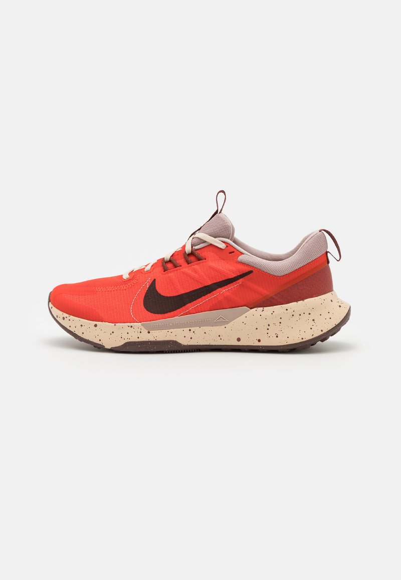 Men’s Trail Running Shoes | Nike Performance JUNIPER – Trail running shoes – picante red/earth/diffused taupe/sanddrift/dark pony/red – YD60889
