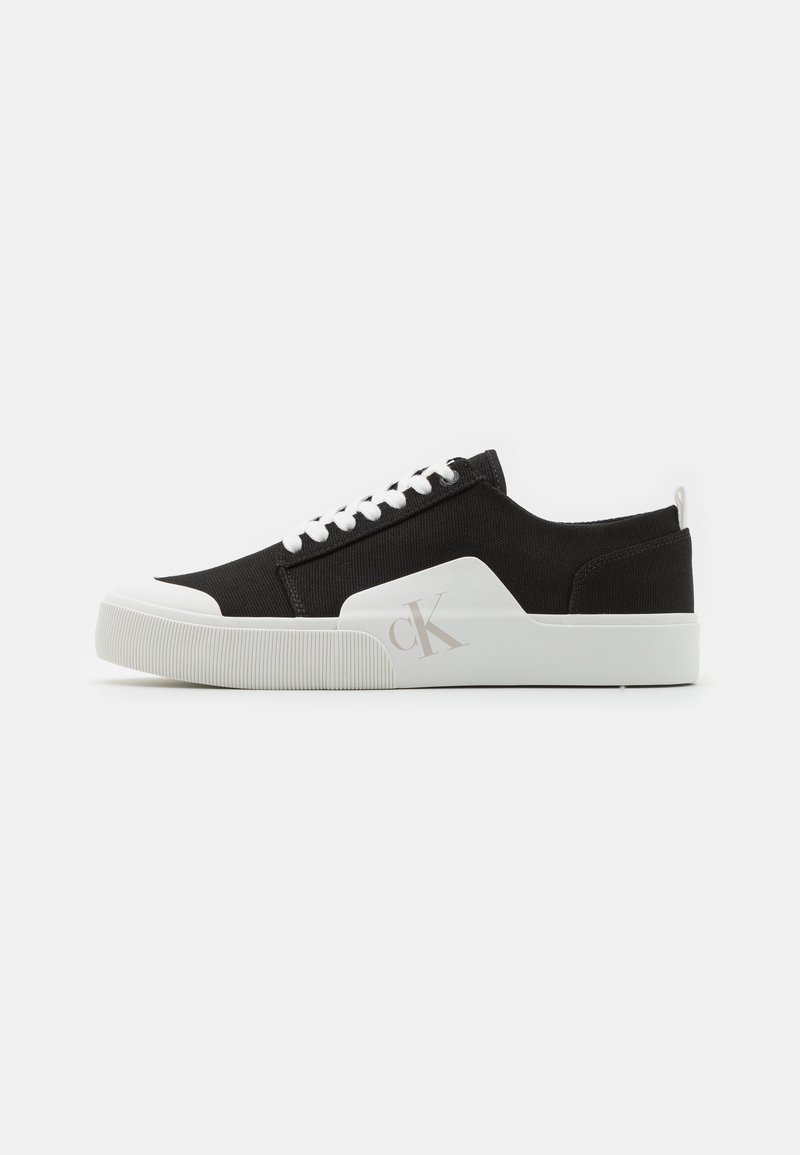 Men’s Low-Top Sneakers | Calvin Klein Jeans SKATER LACEUP BADGE – Trainers – black/white/black – MJ18152