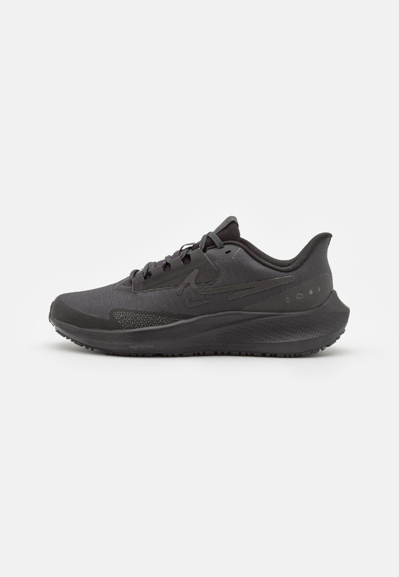 Men’s Cushioned Running Shoes | Nike Performance AIR PEGASUS 39 SHIELD – Neutral running shoes – black/off-noir/dark smoke grey/black – AY56740